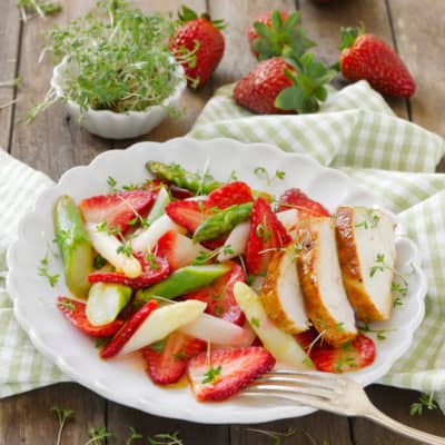 Erdbeer-Spargel-Salat mit saftiger Hähnchenbrust