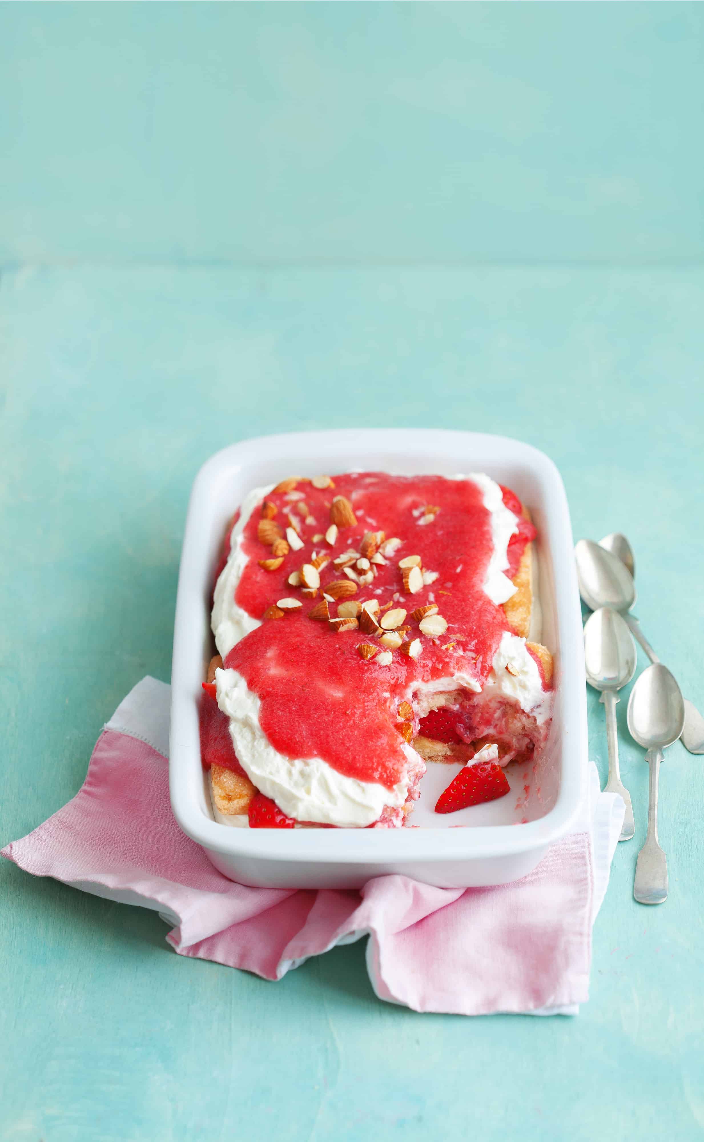Erdbeer-Tiramisu mit Amaretto und Mandeln | Foodio