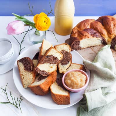 Gefleckter Osterkranz mit Schokolade