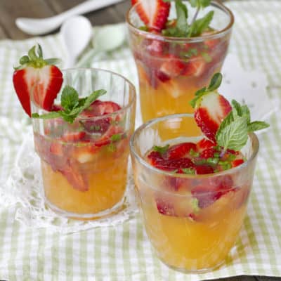 Prickelnde Erdbeerbowle alkoholfrei genießen