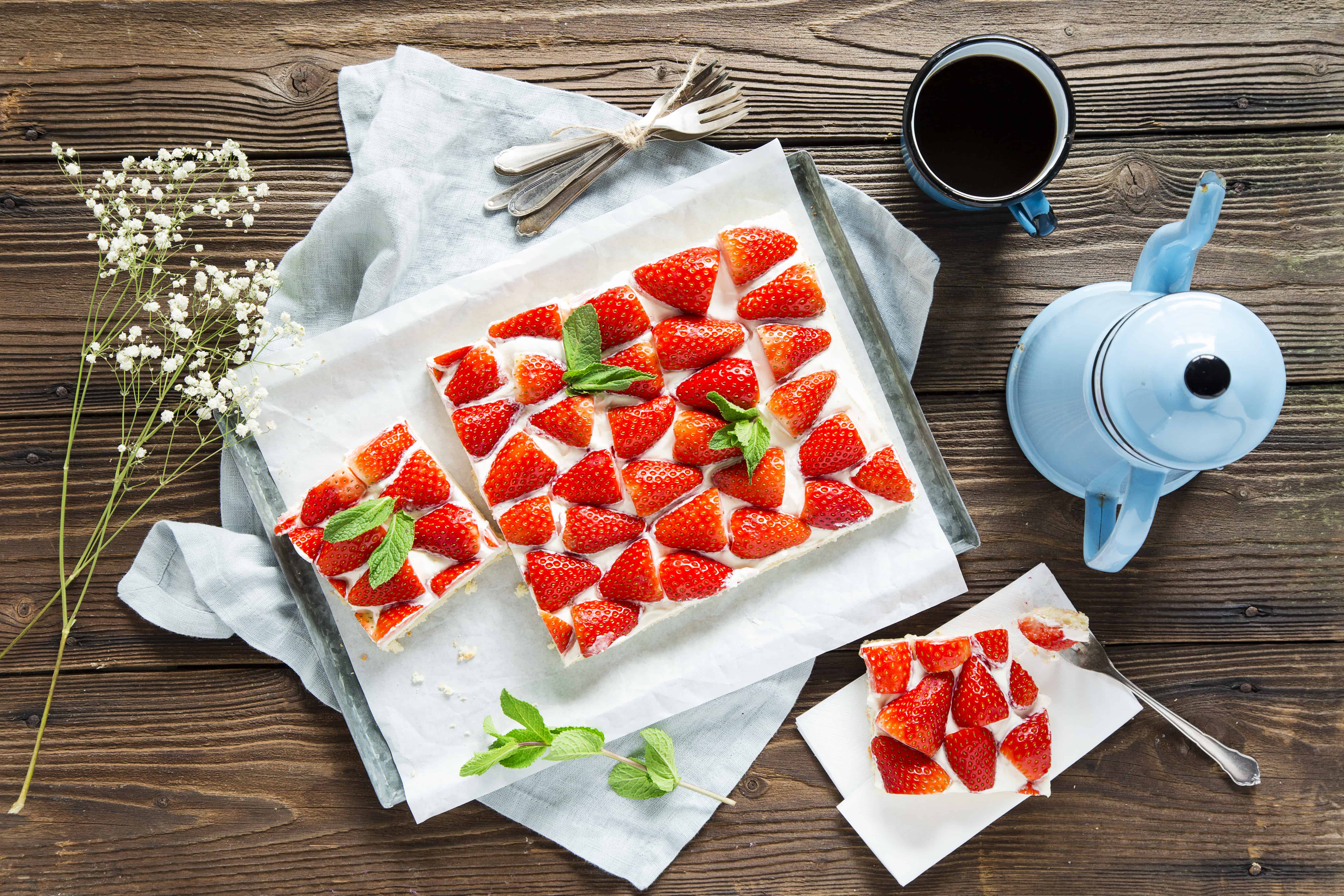 Erdbeerkuchen mit Schmand - für die große Runde vom Blech | Foodio