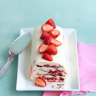 Cremiges Semifreddo mit Erdbeerpüree