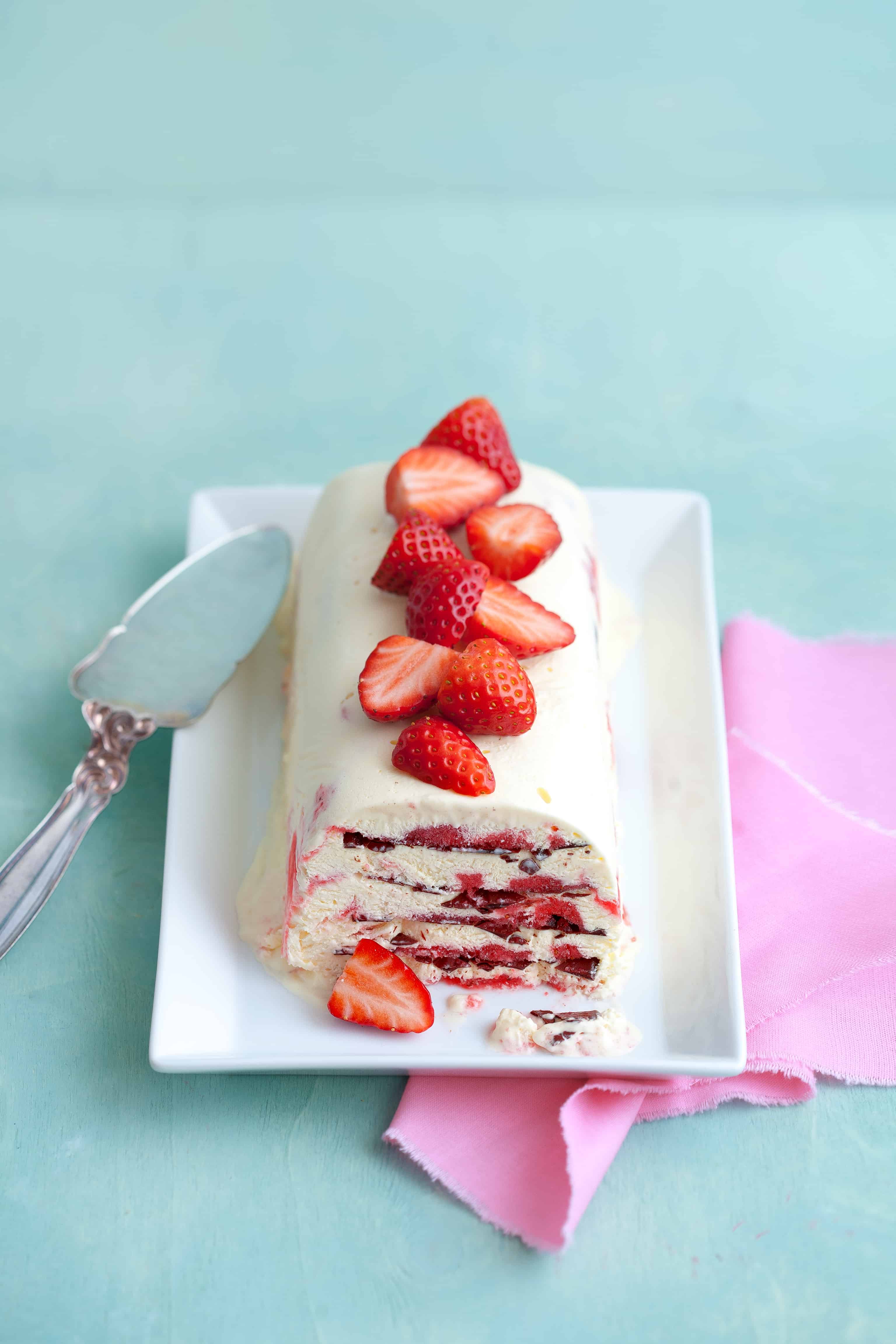 Semifreddo mit Erdbeerpüree und Schokolade | Foodio