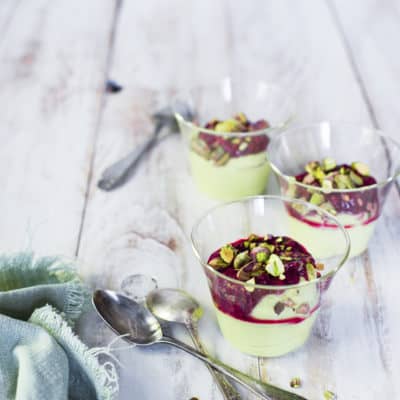 Avocado-Dessert mit Himbeersoße