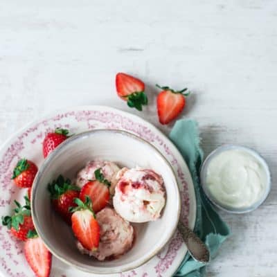 Erdbeer-Rhabarber-Eis mit Mascarpone