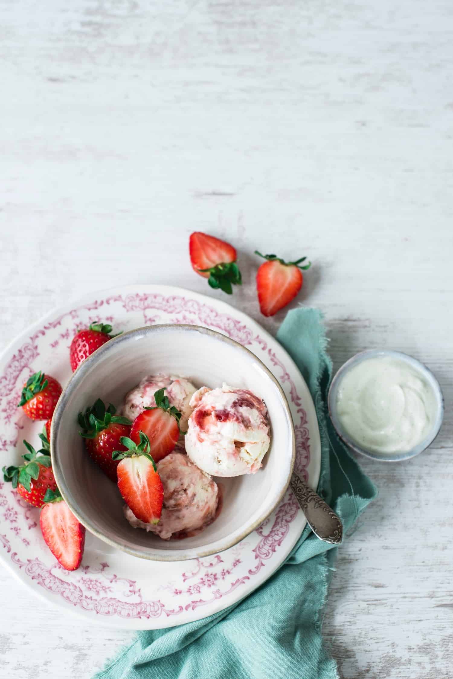 Erdbeer-Rhabarber-Eis mit Mascarpone | Rezepte von Foodio