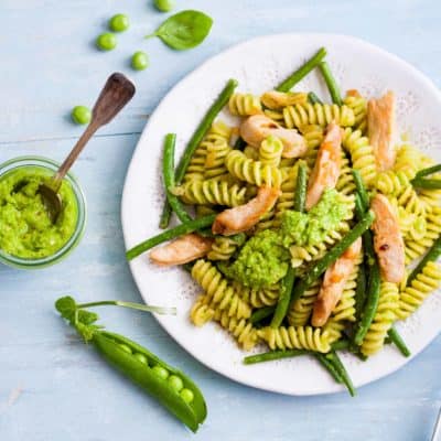 Fusilli mit Erbsenpesto und saftigen Hähnchenstreifen