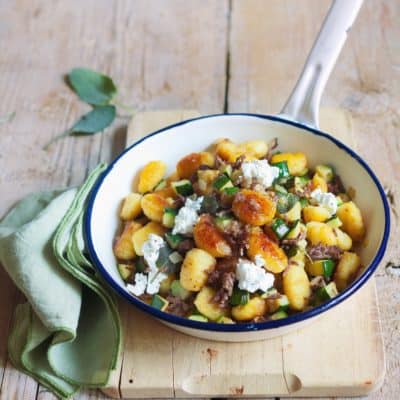 Gnocchi-Pfanne mit Zucchini, Hack und Feta