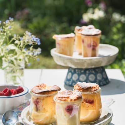 Käsekuchen im Glas mit Himbeeren