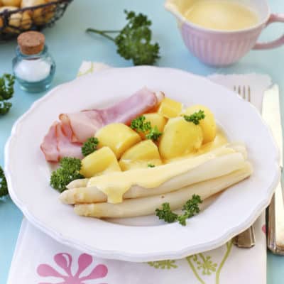 Spargel mit Kartoffeln und Sauce Hollandaise