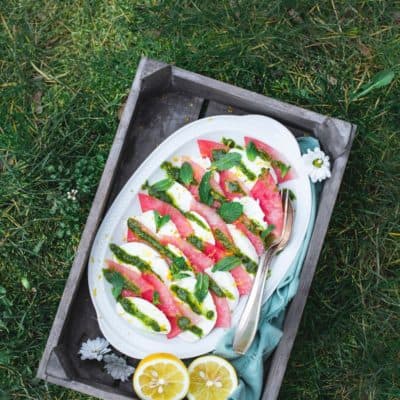 Melonen-Mozzarella-Salat mit Minz-Petersilien-Pesto