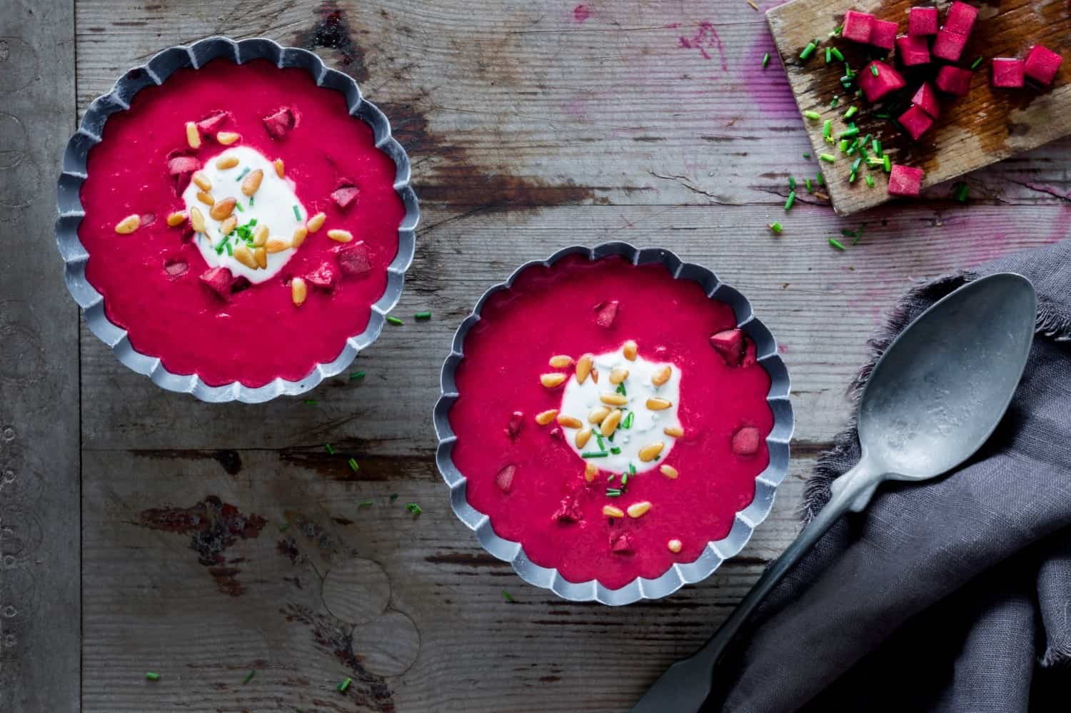 Rote-Bete-Suppe mit Kräuterschmand als Topping | Foodio