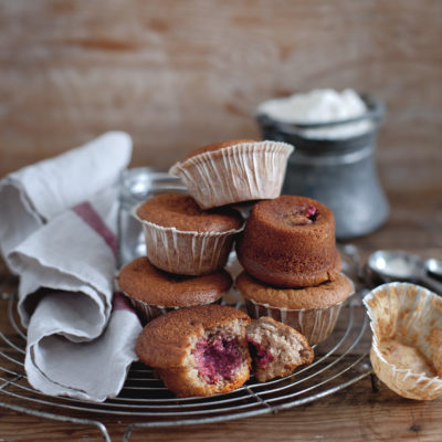 Gefüllte Muffins mit cremigem Frischkäsekern