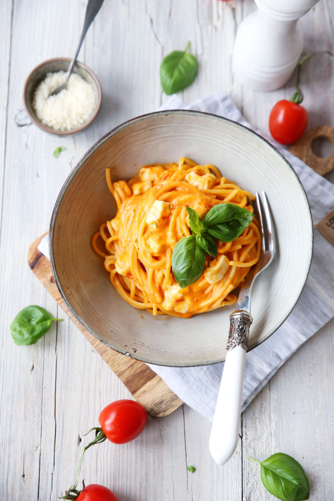 Tomaten-Mozzarella-Soße schnell &amp; extra cremig | Foodio
