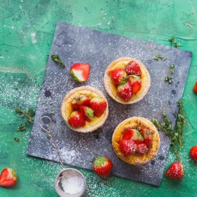 Cheesecake-Muffins mit Erdbeersalat