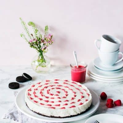 Cheesecake ohne Backen mit Himbeer-Herzen