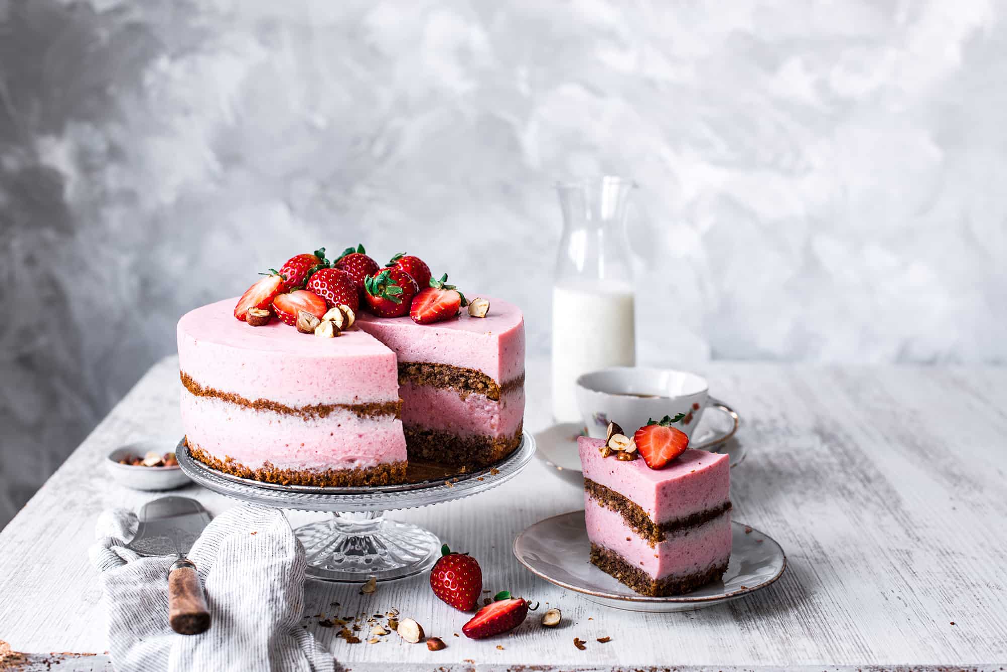 Erdbeer-Buttermilch-Torte ganz einfach gemacht | Foodio