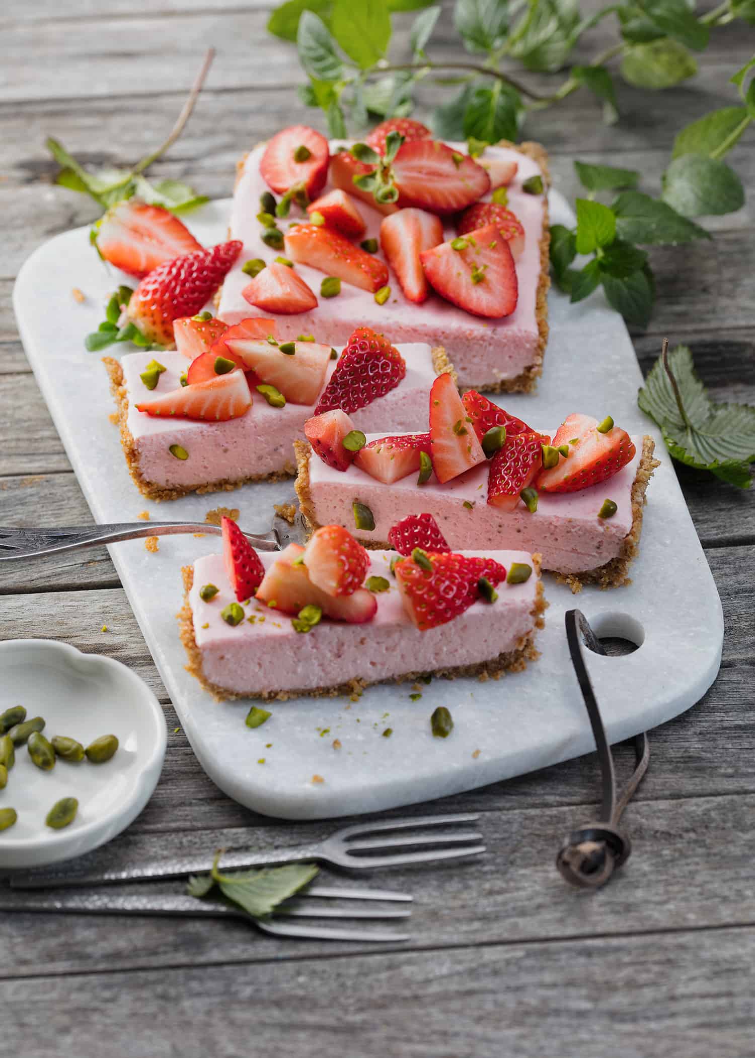 Erdbeerkuchen ohne Backen mit Keksboden | Foodio