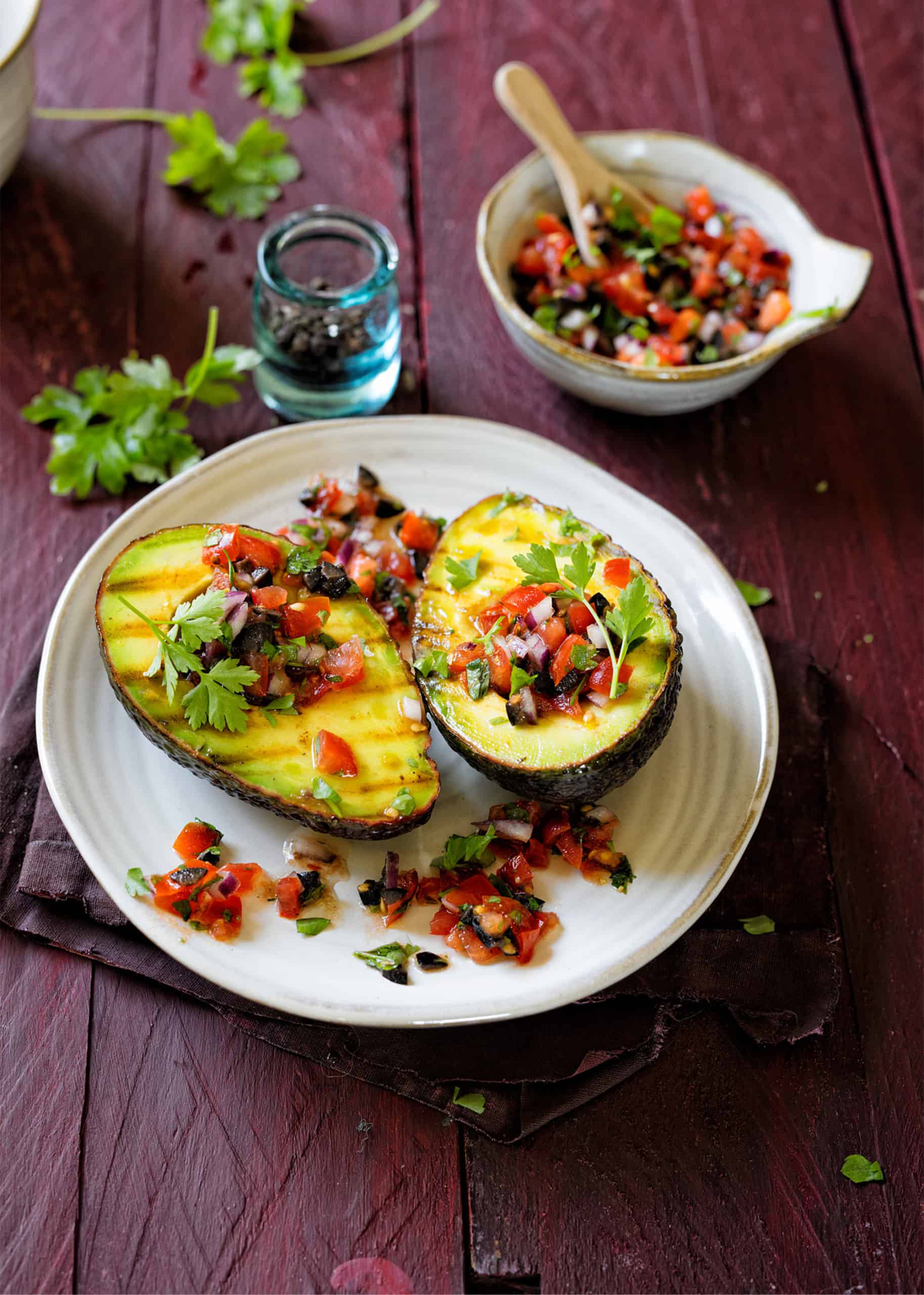 Gegrillte Avocado mit Tomatensalsa | Rezepte von Foodio