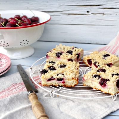 Kirschkuchen mit Streusel und Schmand