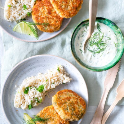 Lachsfrikadellen mit Reis und Remoulade