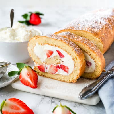 Low Carb Biskuitrolle mit Erdbeeren