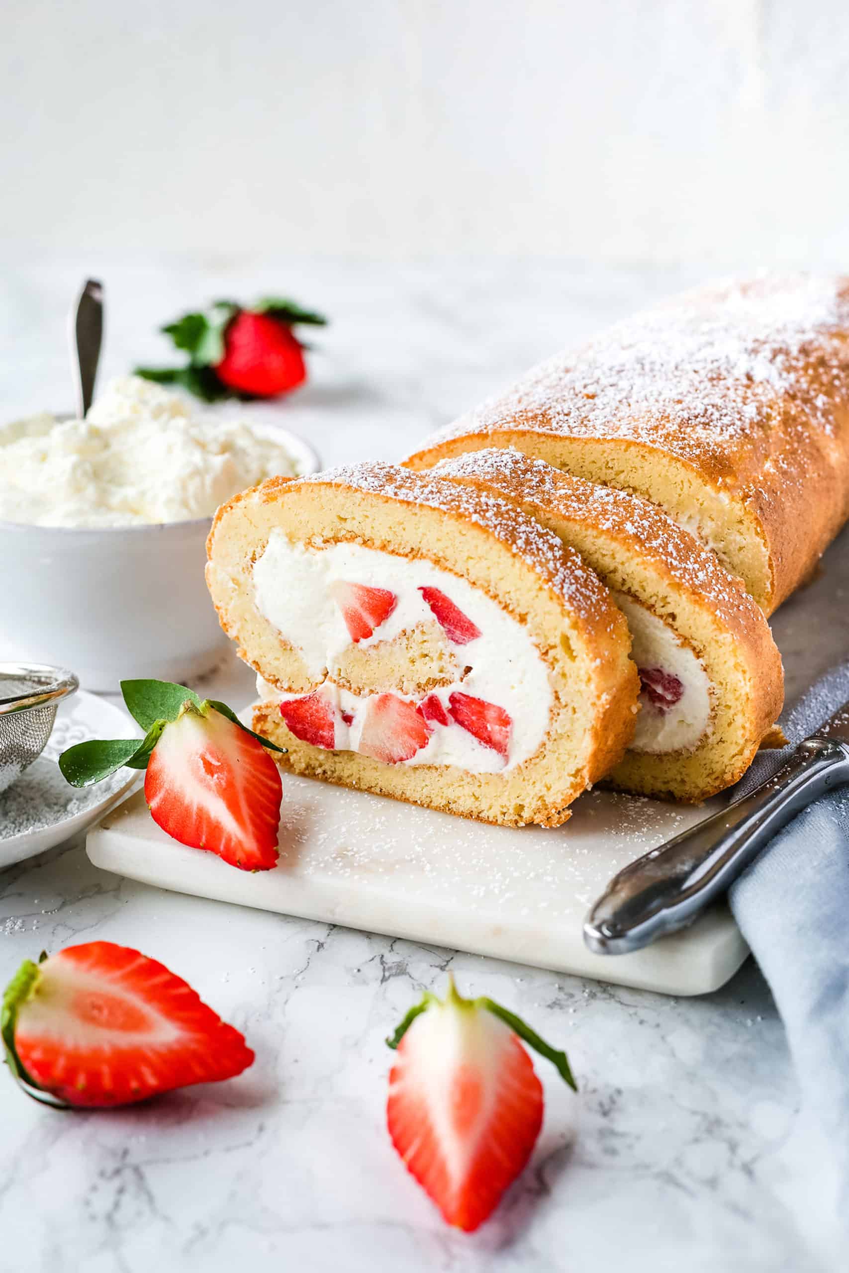 Low Carb Biskuitrolle mit Erdbeeren wie von Oma | Foodio