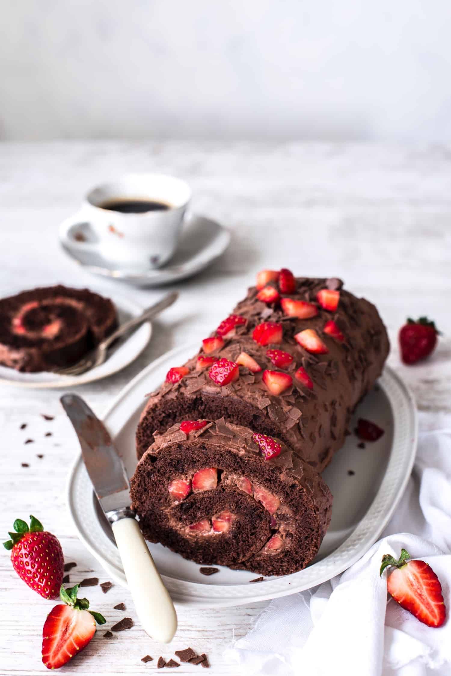 Schoko-Biskuitrolle mit Erdbeeren einfach gemacht | Foodio