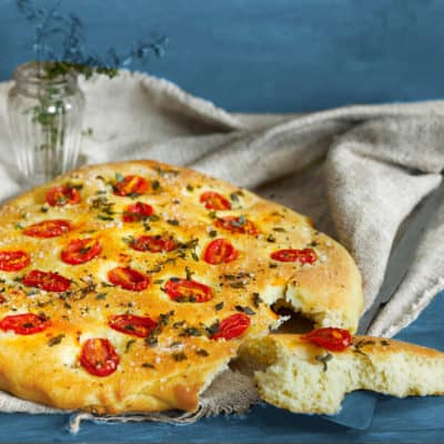 Focaccia Barese mit Tomaten und Meersalz