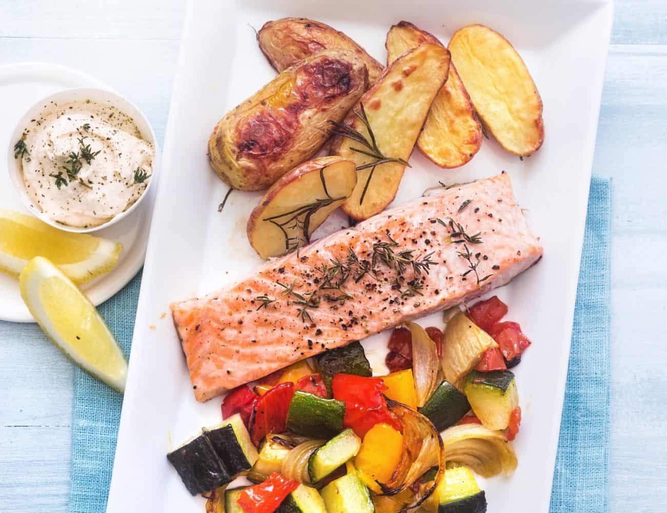 Ofengemüse mit Lachs und Rosmarinkartoffeln-image