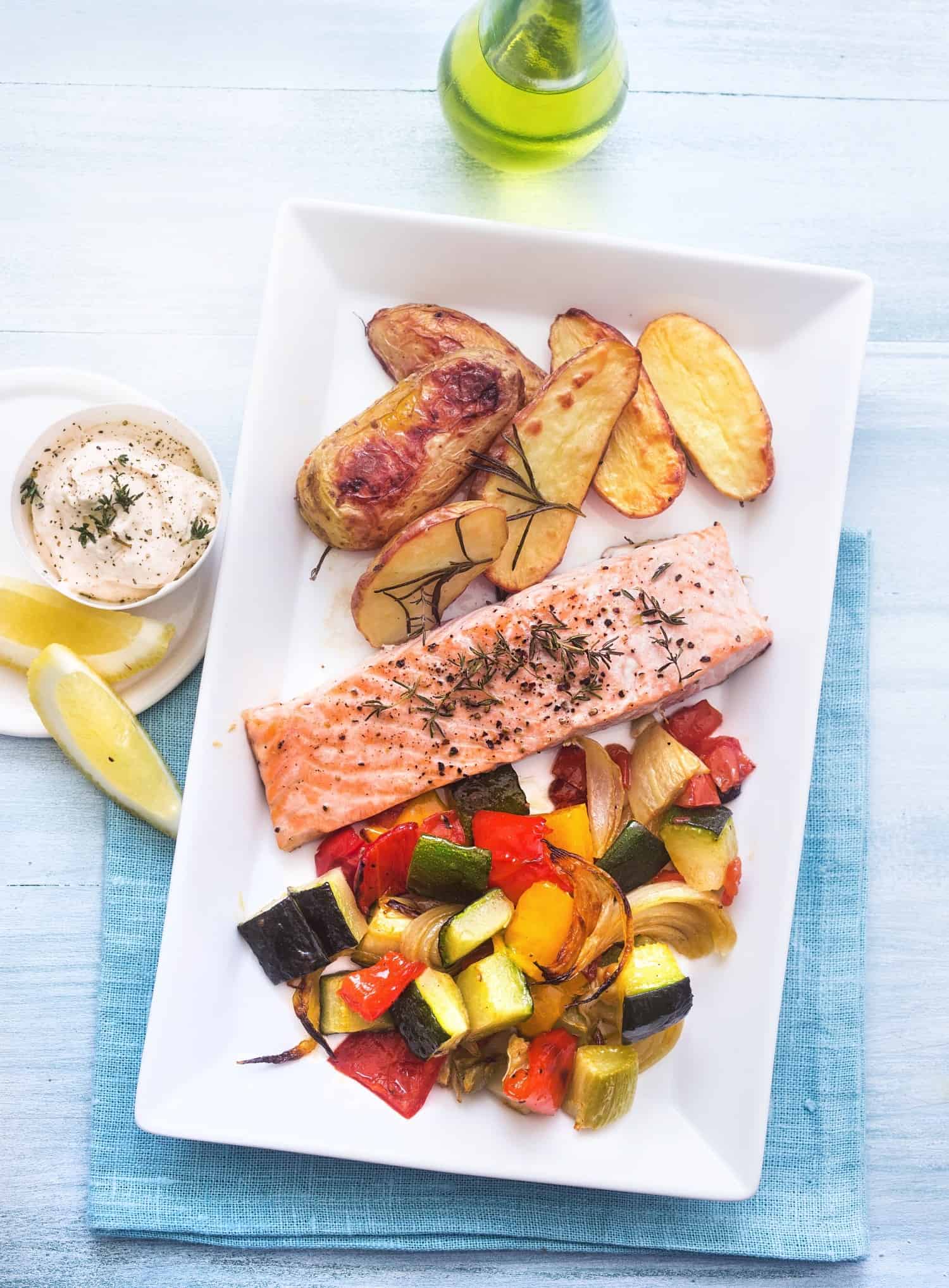 Ofengemüse mit Lachs schnell & einfach zubereitet | Foodio
