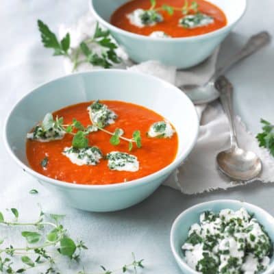 Schnelle Tomatensuppe mit Kräuter-Mozzarella