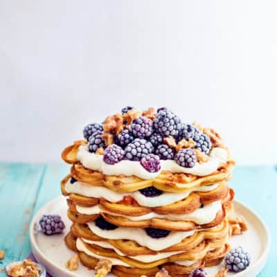 Waffeltorte mit Frischkäse und Brombeeren