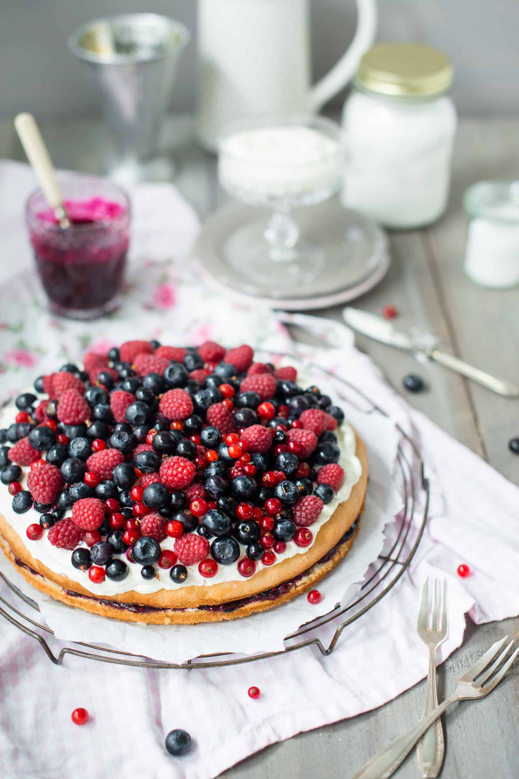 Beerentorte mit Biskuitboden und Quark | Rezepte von Foodio