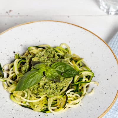 Low Carb Zucchini-Spaghetti mit Avocadopesto