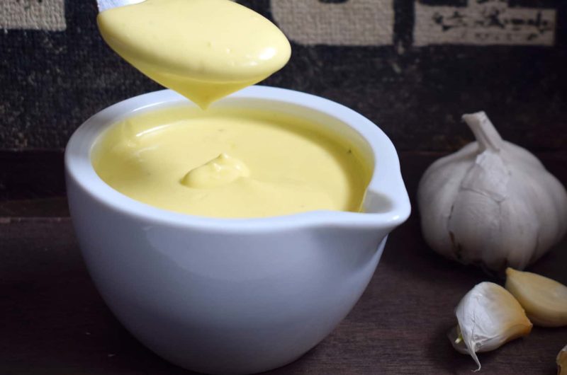 Aioli Dip in einem Schälchen.