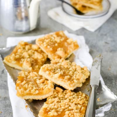 Saftiger Apfelmuskuchen vom Blech mit Streusel