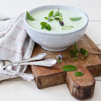 Kalte Gurkensuppe mit saurer Sahne und Minze