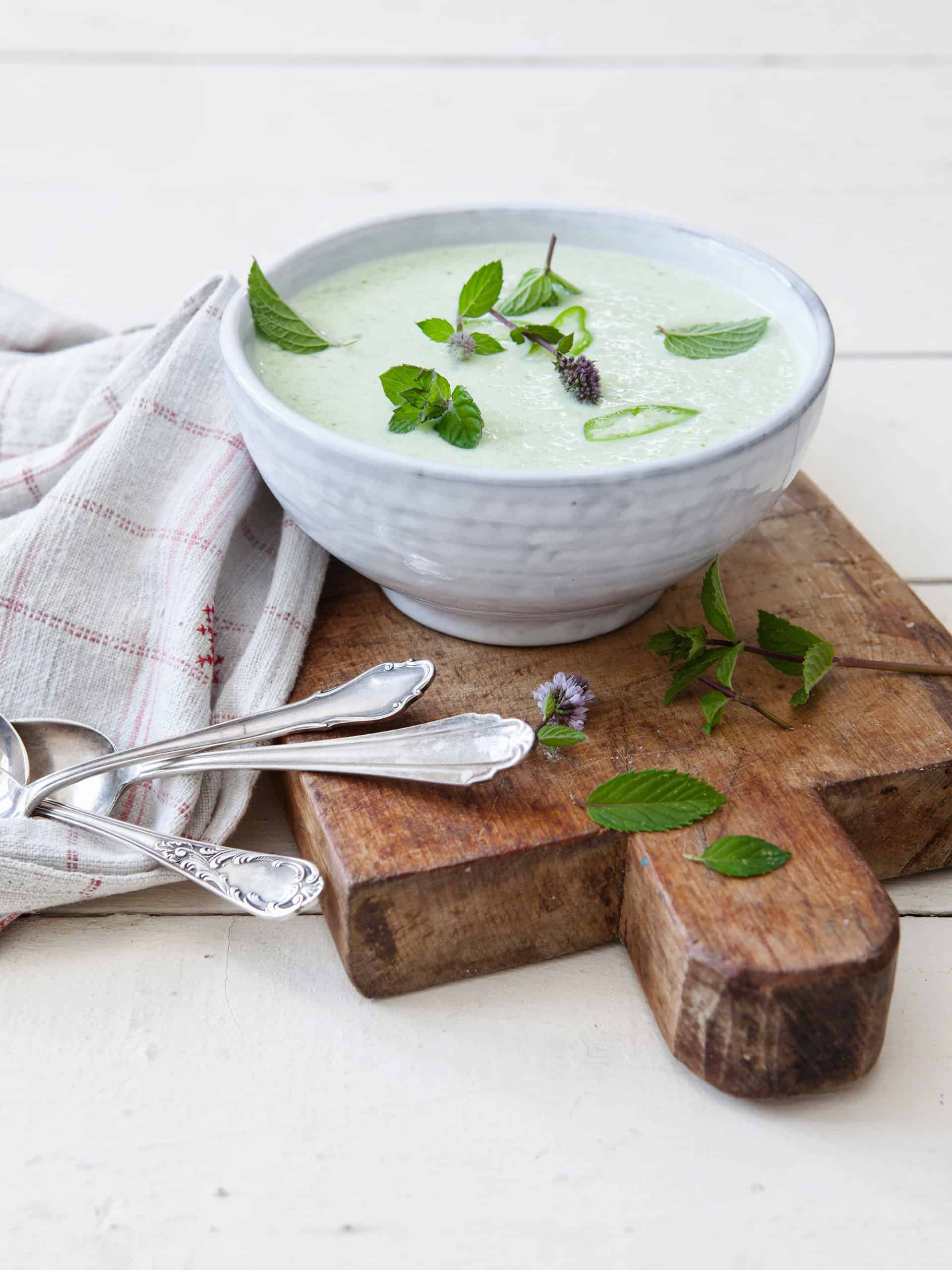 Kalte Gurkensuppe mit saurer Sahne | Rezepte von Foodio