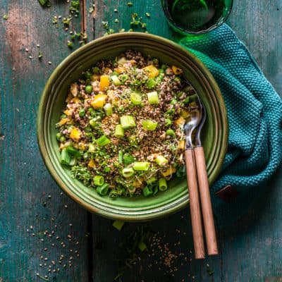 Veganer Quinoasalat mit cremigem Tahini-Dressing