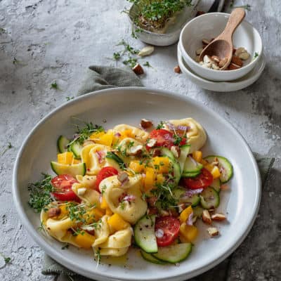 Vegetarischer Tortellinisalat mit gerösteten Mandeln