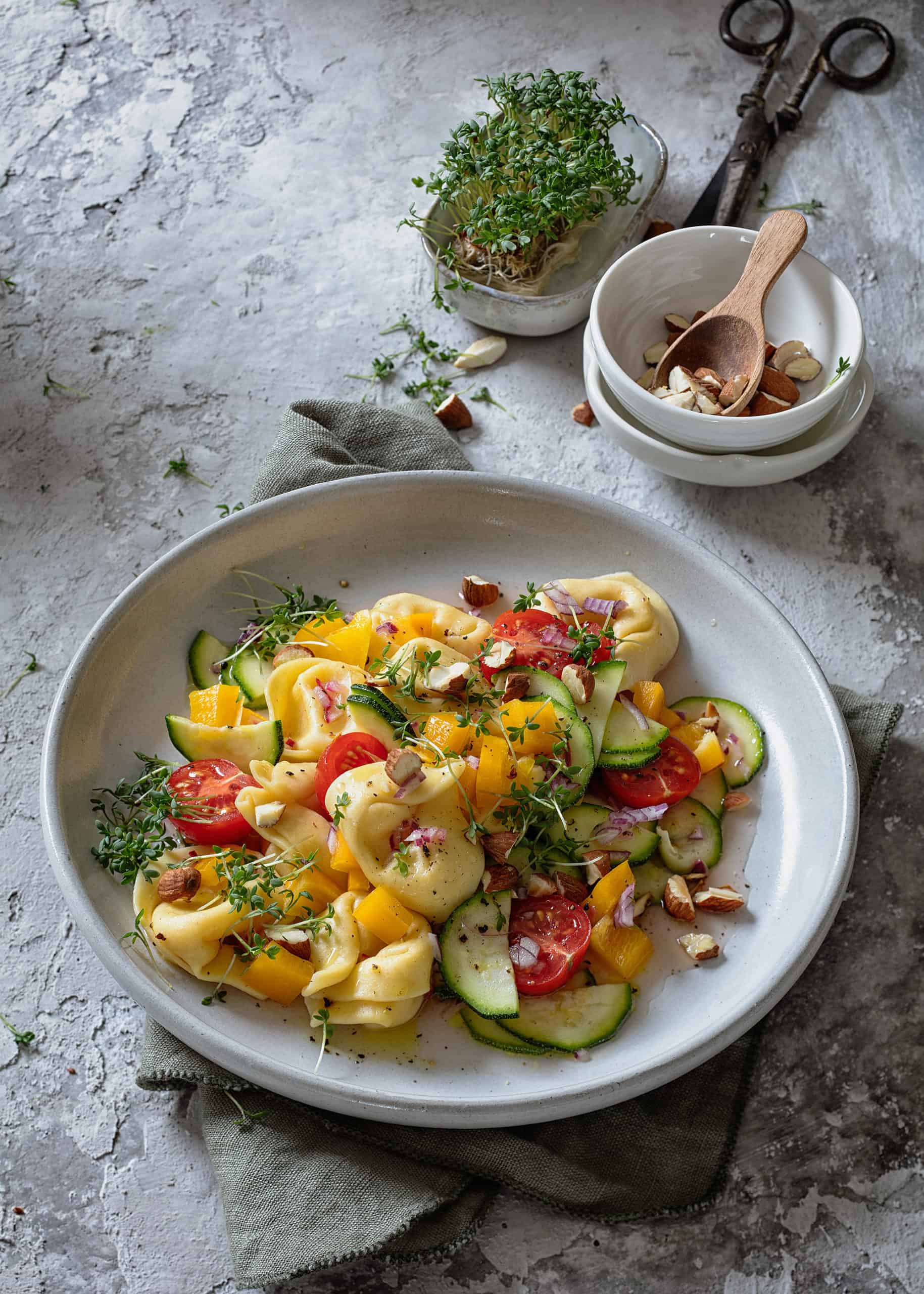 Tortellinisalat vegetarisch mit gerösteten Mandeln | Foodio