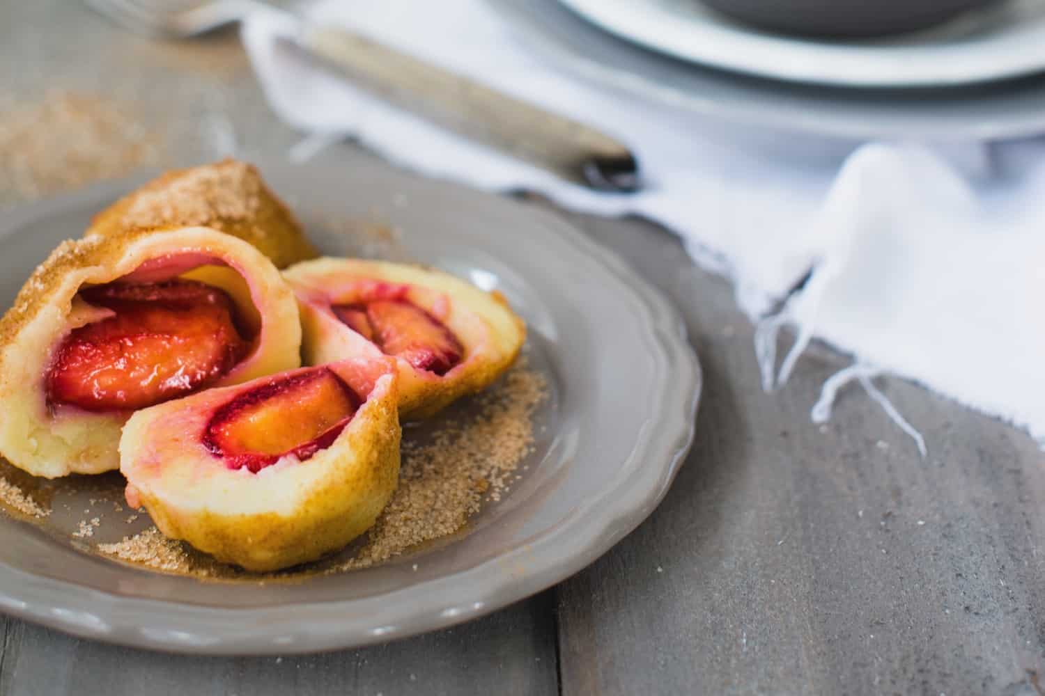 Pflaumenknödel mit schnellem Quarkteig | Rezepte von Foodio