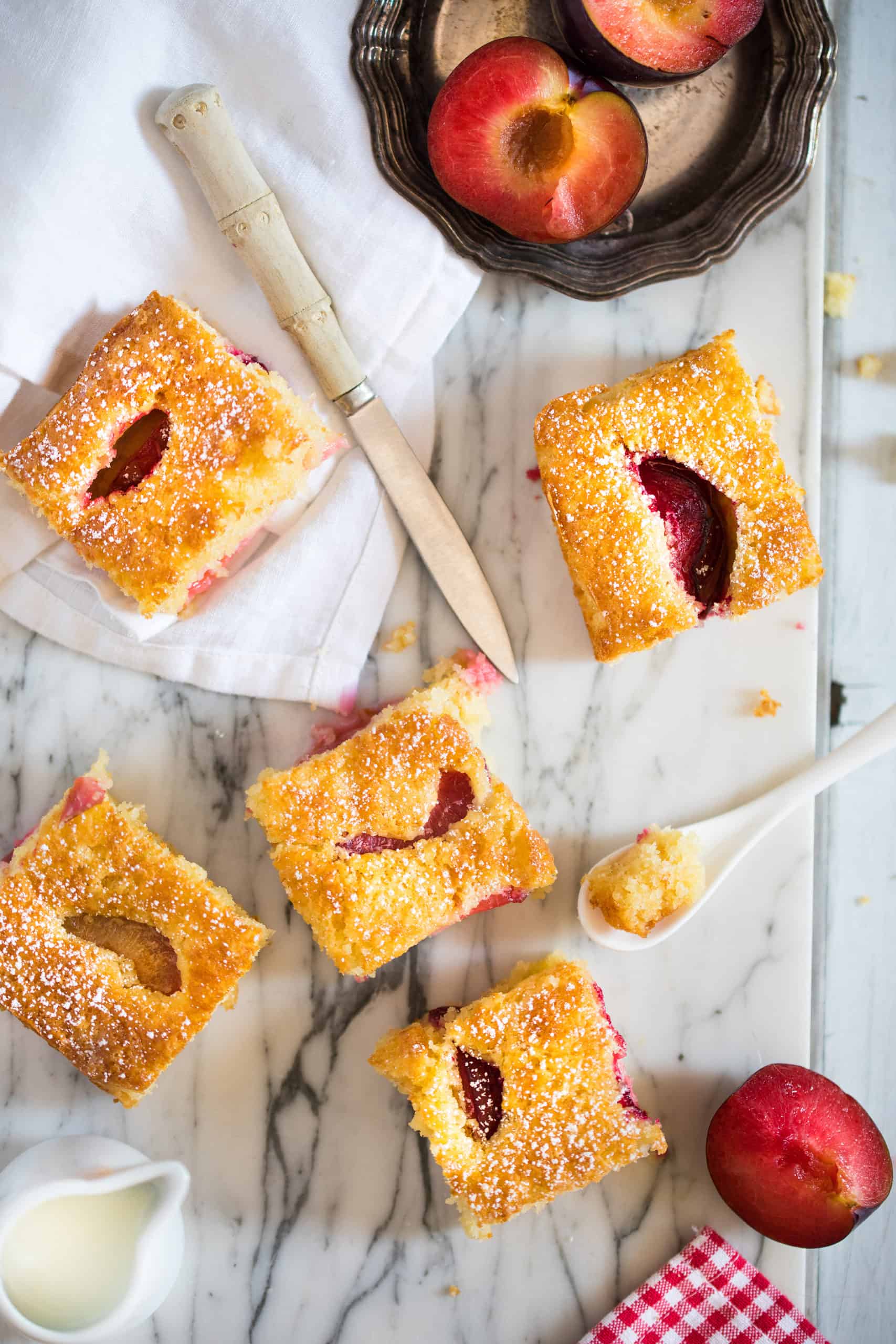 Pflaumenkuchen aus Rührteig extra saftig mit Mandeln | Foodio