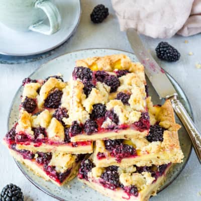 Brombeerkuchen mit Streuseln und saftigem Mandelboden