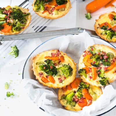 Mini-Quiche mit Gemüse und Speck