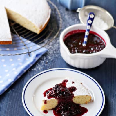 Saftiger Ricottakuchen mit Beerensoße