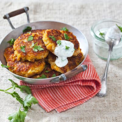 Knusprigste Süßkartoffelbratlinge mit Joghurtdip