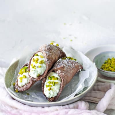 Cannoli mit Ricotta-Füllung und Pistazien