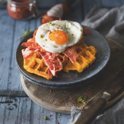 Süßkartoffel-Waffeln mit Spiegelei und Speck